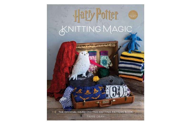 Harry Potter: Knitting Magic: The Official Harry Potter Knitting Pattern Book
