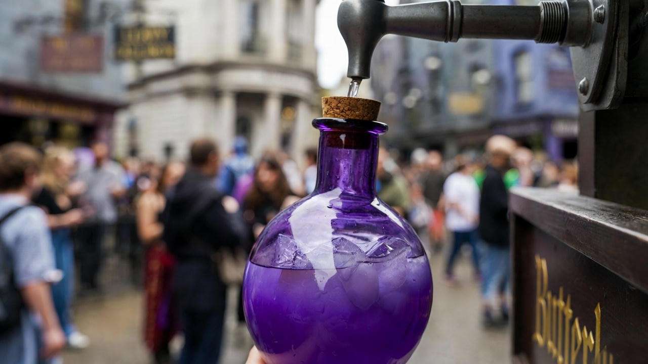Refilling souvenir potion bottle with free Gillywater in Wizarding World