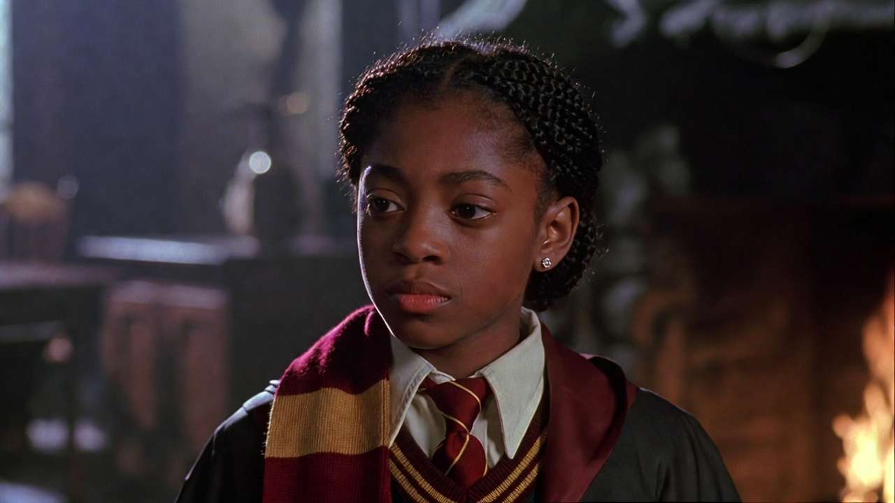 Young Gryffindor girl with braids in Prisoner of Azkaban common room – Kellah's appearance