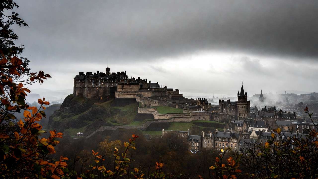 Edinburgh Castle overlooking the city, symbolic Hogwarts inspiration in Harry Potter Edinburgh guide