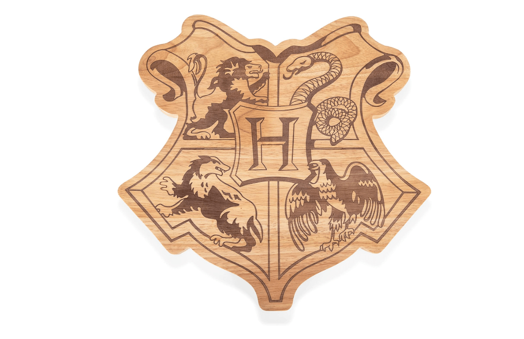 PICNIC TIME Harry Potter Hogwarts Crest 16 Inch Serving Board, Wood Cheese and Charcuterie Board, Decorative Serving Tray with Iconic Crest Design, (Parawood)